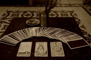 קלף מרכזי: מלך החרבות (מזל מאזניים).מהצדדים: אס המטבעות וגלגל המזל